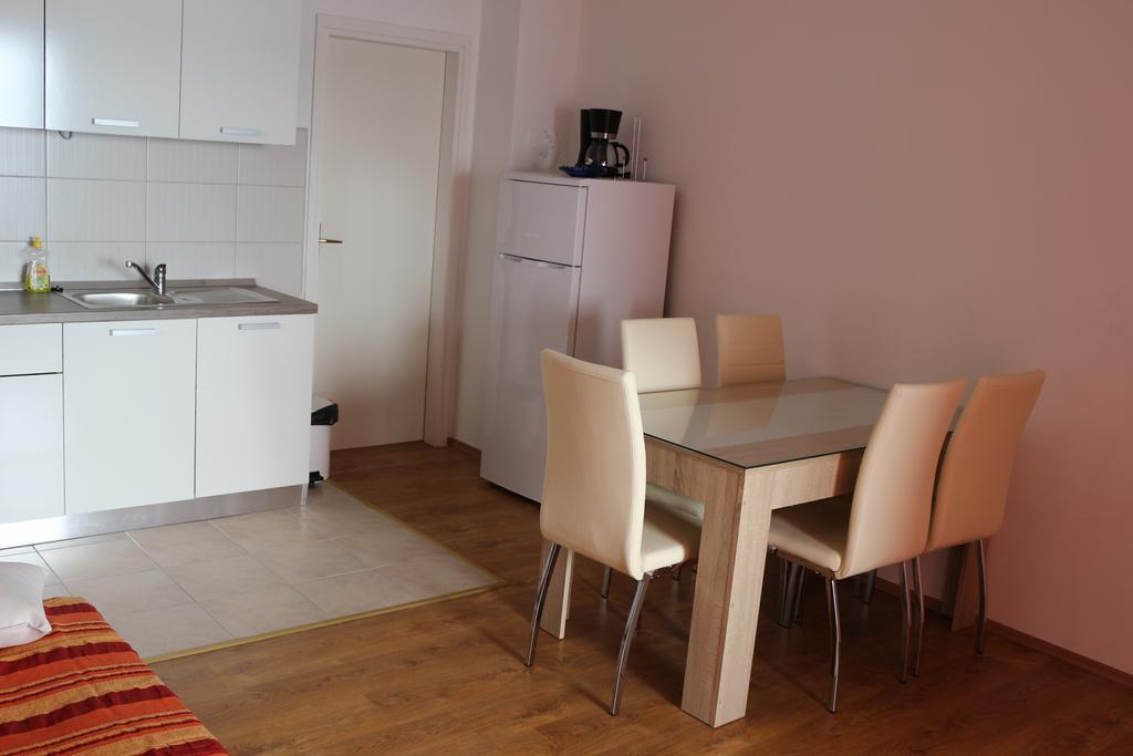 Apartments Marija - Maslenica - First Line To The Sea Exterior foto