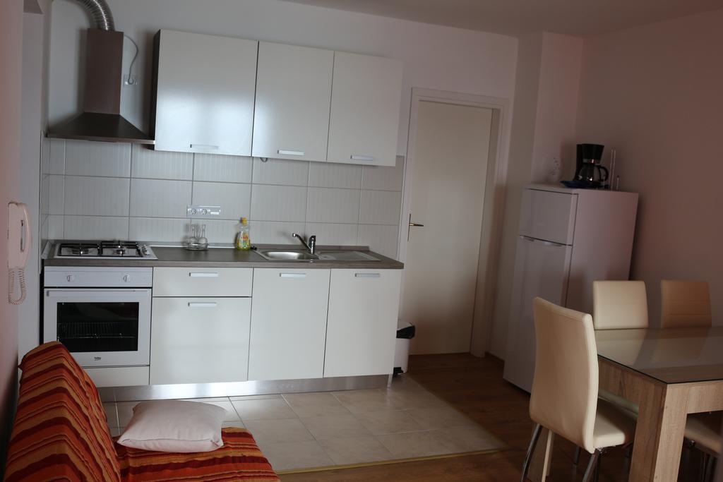 Apartments Marija - Maslenica - First Line To The Sea Exterior foto